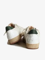 Zapatillas Golden Goose modelo Ball Star, de cuero color blanco hueso con detalles en verde oscuro y estrella gris.