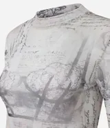 Blusa de manga larga y cuello alto en tejido de tul transparente, con estampado que simula textos manuscritos y un diseño gráfico de corsé en tonos grises y rosados.