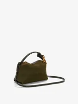 Bolso JW Anderson modelo The JWA Corner de cuero color verde oliva, con correa cruzada de cuero desmontable, eslabón de cadena dorado, logo grabado, cierre de cremallera, bolsillo interior de cuero y forro de algodón.