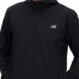 Campera deportiva New Balance color negro, con capucha de tres piezas, cierre frontal completo, mangas largas y logo estampado en el pecho.