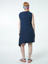 Vestido corto color beige, cruzado, sin mangas y ajustable con lazo lateral.