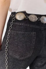 Pantalón de jean negro con lurex plateado, corte mom jean y tiro alto.