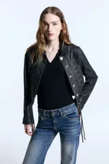 Campera de cuero merino negro con diseño de tientos entrelazados en el frente y la espalda, cierre frontal con botones metálicos y corte entallado.