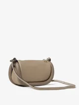 Bolso de hombro color beige, marca JW Anderson, modelo Bumper-12. Confeccionado en cuero con ribetes tubulares acolchados. Tiene correa de hombro ajustable, cierre con cremallera superior y logo estampado en el frente.