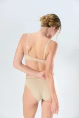 Bombacha vedetina de tiro alto con detalle de banda de tul transparente en la cintura. Confeccionada en tejido suave y elástico.