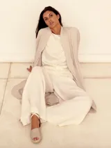 Pantalón palazzo ancho de lino color visón, con cintura alta y cordón de ajuste.