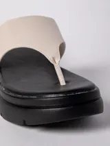 Sandalias negras con plataforma de 3 cm y tira ancha sobre el empeine.