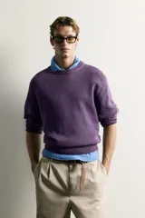 Sweater de punto de algodón morado, con cuello redondo, manga larga y acabados en rib.
