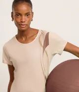 Remera deportiva Get Over de microfibra color rosado, con cuello redondo, mangas cortas y estampa de ondas contrastantes en el frente. Confeccionada con poliéster y elastano.