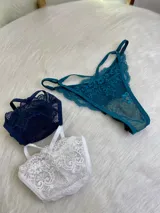 Tanga de encaje color turquesa, azul marino y blanco.