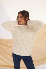 Sweater de punto calado color lila con cuello alto.