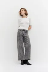 Sweater blanco de punto con cuello redondo y mangas 3/4. Tiene ribete negro en cuello y puños.