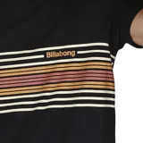 Remera negra de manga corta con cuello redondo y estampado horizontal de rayas en tonos naranja, marrón y blanco. Logo de Billabong en el pecho.