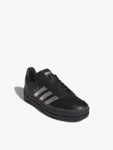 Zapatillas Adidas Gazelle Bold PV, diseñadas en colaboración con la cantante brasileña Pabllo Vittar. Zapatillas de cuero negro con plataforma y las tres tiras laterales plateadas.