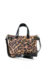 Bolso tipo tote con estampado animal print, doble asa corta de mano y correa larga regulable y desmontable.