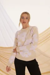 Sweater beige con estampado de flores color lila.