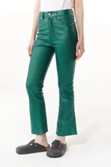 Pantalón jean plateado de tiro medio/alto con silueta levemente acampanada desde la rodilla y aberturas en los tobillos.