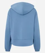 Campera deportiva de corte regular confeccionada en modal, con cierre frontal por cremallera, capucha con cordón ajustable, mangas largas con puños elásticos y bolsillos laterales.