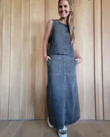 Pollera larga de denim con corte recto, diseño de cinco bolsillos y costuras reforzadas a la vista.