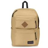 Mochila Jansport Double Break de 27 litros, color marrón claro con detalles en marrón oscuro. Cuenta con dos compartimentos principales con cierre, bolsillo frontal con cierre, dos bolsillos laterales abiertos, asa de mano y correas acolchadas ajustables para los hombros. Logo de Jansport en la parte inferior.