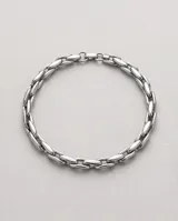Pulsera de eslabones entrelazados de acero, con acabado brillante y diseño clásico.