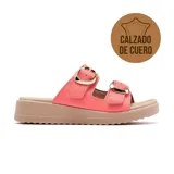 Sandalias de cuero color salmón con plataforma color beige y hebillas doradas.