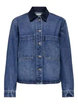 Campera de denim de manga larga, con cuello clásico, cierre frontal con botones y dos bolsillos delanteros con solapa.