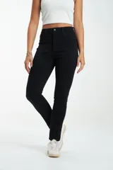 Jean negro tiro alto, corte ajustado y largo al tobillo.