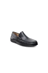 Mocasín de cuero negro liso, estilo driving moc, con costura decorativa alrededor del empeine y suela de goma flexible.