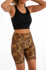 Calza corta de lycra con estampado de leopardo.