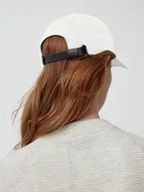 Gorro de béisbol negro, estilo 'dad hat', con la palabra "GOOSE" bordada en el frente en hilo negro tono sobre tono y el logo de New Era bordado en el lateral.