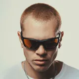 Lentes de sol unisex modelo Aruba, con marco negro de plástico reciclado y lentes polarizados amarillos con filtro UV 400.