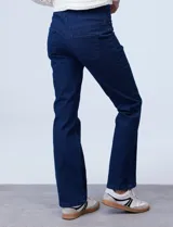 Jegging azul denim de algodón y poliéster, con pretina ancha elastizada, modelo recto, bolsillos delanteros simulados y bolsillos traseros aplicados.