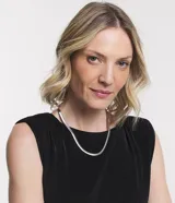 Collar corto de metal plateado con diseño de serpiente plana y cierre de mosquetón.