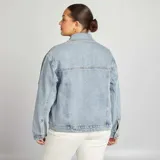 Campera de jean celeste de corte recto, con cuello clásico, cierre frontal con botones metálicos, bolsillos con solapa abotonada en el pecho y bolsillos laterales.