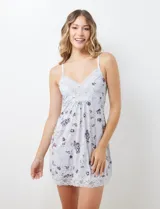 Chemise verde esmeralda de seda fría, marca Montelle. Con apliques de encaje en ruedo y escote. Breteles finos regulables.