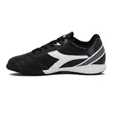 Championes de fútbol sala Diadora, color negro con detalles en blanco.