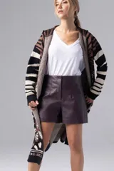 Short de cuero color borgoña, de tiro alto y corte holgado.