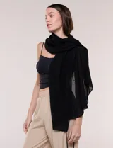 Pashmina rectangular negra confeccionada en tejido liviano y vaporoso con sutil transparencia y caída fluida, adornada con pequeños apliques de strass.