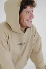 Canguro negro con capucha y bolsillo delantero tipo canguro. Estampa frontal con la frase "Wear More & Worry Less" en color rosa.