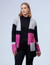 Cárdigan tejido con diseño color block en tonos gris, negro y rosa. Tiene bolsillos delanteros y corte largo.