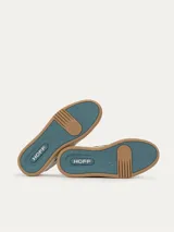 Championes Hoff modelo Grand Central, color blanco hueso con detalles en negro y suela color caramelo. Presentan el logo de la marca en el lateral y en la lengüeta.