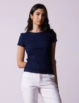 Remera color beige de tejido acanalado, con escote a la base y manga corta.