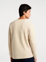 Camiseta térmica de manga larga con cuello redondo, confeccionada en tejido de punto tipo waffle en color beige.