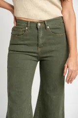 Pantalón de jean estilo wide leg con tiro alto y ruedo desflecado, en color verde oliva.