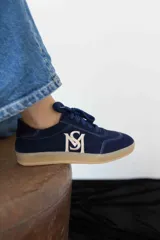 Championes de gamuza color borgoña, beige y naranja con cordones.