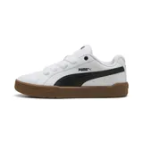 Championes urbanos Puma modelo Park Lifestyle, color blanco con la icónica franja lateral en negro y suela de goma color caramelo. Presentan un diseño de corte bajo con cordones gruesos y perforaciones laterales para mayor ventilación.