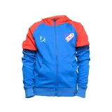 Campera deportiva con capucha y cierre frontal completo, en colores azul y rojo. Cuenta con bolsillos tipo canguro y escudo aplicado en el pecho.