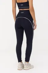 Calza larga de lycra negra con cintura alta y vivos blancos en la parte posterior.