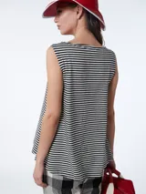 Musculosa de algodón a rayas horizontales blancas y negras, de corte acampanado.